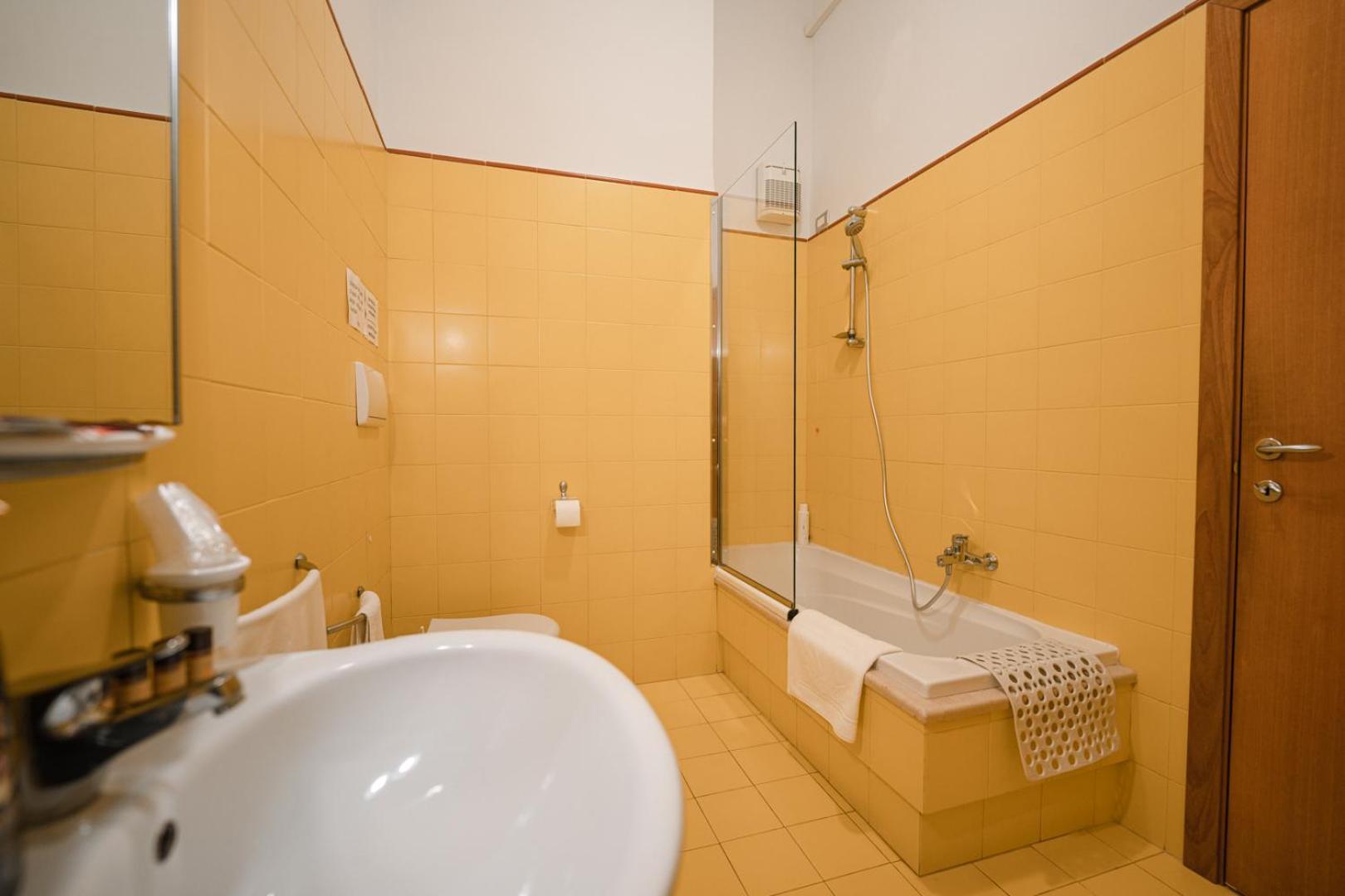 La Piccola Torre Hotell Bisceglie Exteriör bild